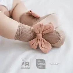 21秋の赤ちゃんの革の床の靴と靴下チューブの赤ちゃんの靴下は、弓の王女の靴下の幼児の靴下の韓国版を防ぐために