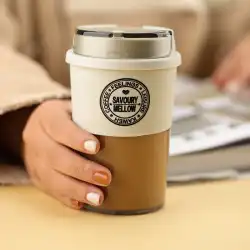TaichuangスポットTritanクリエイティブポータブル付属ウォーターカップは、蓋付きのロゴを印刷するようにカスタマイズできますコーヒーカップ小さな卸売
