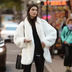 ストリート気質の白い毛皮のコートの女性の模造毛皮のコートから同じ女性と冬の新しいinsファッションタイドブランド