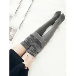 冬の厚みとフリースのパンストコットンパンストレギンス女性の灰色のワンピースの美しいレッグソックスは、暖かく保ち、細い足を見せるために足を踏みます