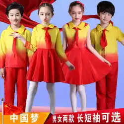 新しい児童合唱団の赤い歌中国風の男の子と女の子が祖国の詩の朗読大会のパフォーマンスの服を歌う