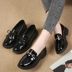 ローファーの女性の2021年春の新しいカジュアルな黒のスリッポンシューズは、英国スタイルの小さな革の靴の女性の靴とすべて一致します