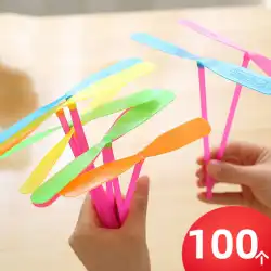 竹とんぼの手でこすった空飛ぶ妖精フリスビー子供たちの教育的なノスタルジックな小さなおもちゃの夜市の屋台は商品の源を押します