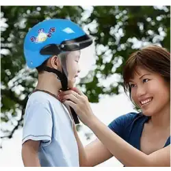 オートバイの子供用ヘルメットの男の子と女の子が四季の安全帽子に乗っている2歳の子供3-4-5-6-7を着て8