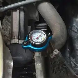 メーター付きの車のオフロード改造ユニバーサル水タンクカバー0.9 / 1.1 / 1.3barは、温度水タンク圧力カバーD1を測定できます