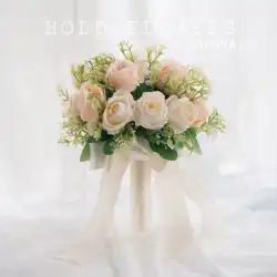 花を保持している結婚式のシミュレーション結婚式の証明書の写真花嫁介添人の小道具の装飾バラの写真花束偽の花の森