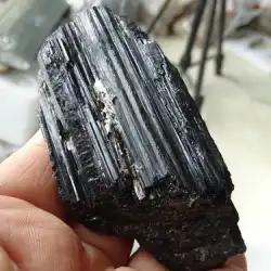 黒トルマリントルマリンオリジナルの石の装飾品エネルギー石の生鉱石は、ミネラル標準トルマリン浸漬足で遊ぶ