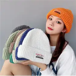 韓国の女性のウールの帽子秋と冬のキャンディーカラーシンプルな透明なラベルニット帽子暖かいカップルの耳の保護冷たい帽子のトレンド