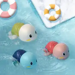 同じ段落で水男の子と女の子のvibratoを遊んでいる水カメの赤ちゃんのバスルームを入浴する赤ちゃんのお風呂のおもちゃの子供たち