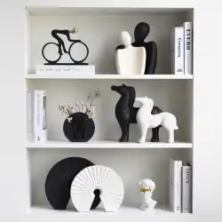 北欧のモダンな創造的な抽象的な図の彫刻のオフィスのリビングルームのテレビのキャビネットの本棚のワインのキャビネットの柔らかい装飾の装飾品