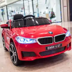 BMW子供用電気自動車四輪車リモートコントロールおもちゃの車は、スイングベビーベビーカーで子供たちの赤ちゃんを座らせることができます