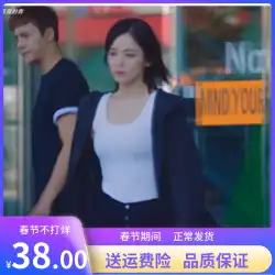 ストームダンスGuliNazha Chen Weitingは、ゆるいスリットのある綿の半袖Tシャツと、女性用の大きな日焼け止めシャツを着ています。