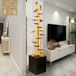 流れる噴水の装飾品の横にある水のモダンなテレビキャビネットの端は、豪華な床から天井までの宝石のリビングルームの室内装飾工芸品を軽くします