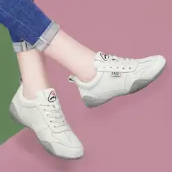 革の白い靴女性の通気性のある夏モデル 2022 新しいソフト底の靴の女性のスポーツカジュアルシューズ薄い秋の女性の靴