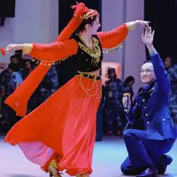 Tong Liya 同じスタイルの新疆ウイグル ダンス パフォーマンス衣装女性ハイエンド少数民族オープニング ダンス ビッグ スイング スカート