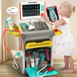 子供の医者はおもちゃのスーツの男の子と女の子の教育医療クリニックで遊ぶホームナースの注射ツールを再生します
