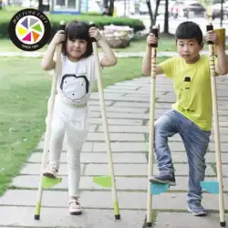 MYGY幼稚園の子供たちがブナの竹馬に乗ってバランス感覚トレーニング機器アウトドアスポーツのおもちゃを踏む