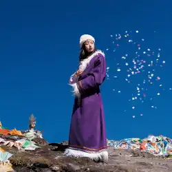 「トワイライトスノー」高貴な紫色のチベット風のリボンチベット服の女性のレトロな秋と冬のチベット服の女性チベット地域の摩耗