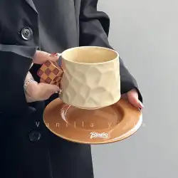 ヨーロピアン スタイルのコーヒー カップとソーサー セット ハイエンドの絶妙な英国のアフタヌーン ティー ルービック キューブ コーヒー カップ マグ デザイン ニッチ