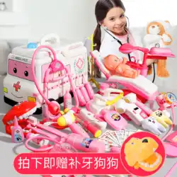 救急車の小さな医者のおもちゃセットは、注射をする医者の女の子を見る役割を果たします。