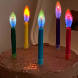インターネットの有名人の創造的なカラフルな炎のキャンドルの誕生日ケーキ、色が変化する発光する子供の装飾シーンの配置