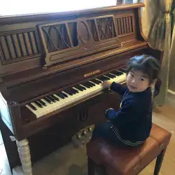 香港マスカニー126の新しいアップライトピアニストが子供の初級10級試験でピアノを弾く