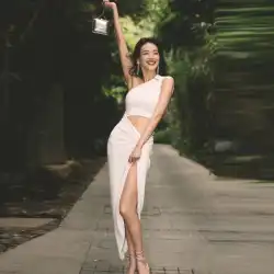Shu Qiと同じ白い斜めの肩のドレス、セクシーなウエストレスデザインと不規則な気質のロングスカートの海辺の休日スタイル