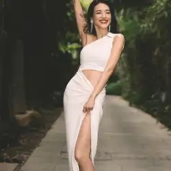 Shu Qi と同じデザインの傾斜肩人格中空サスペンダードレス女性の夏のセクシーなハイスリットホリデーミッドレングススカート