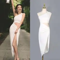 Shu Qiの同じ白い斜め肩中空ドレスの女性の夏のデザインセンスニッチ不規則な休日の風スリットスカート