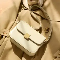 脇の下バッグ 2023 新しい女性の夏白オールマッチワンショルダーメッセンジャーバッグニッチ学生デザイン豆腐女性のバッグ