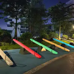 発光シーソー屋外広場公園インターネット有名人の遊具小道具遊園地の子供のカラフルなシーソー
