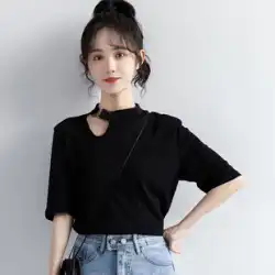 2023 夏の新ファッション香港スタイルハンギングネックトップ女性外国スタイルのユニークなデザインシックな黒半袖 Tシャツイン