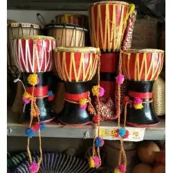 雲南省徳紅の特徴的な象足太鼓ダンス楽器レストラン装飾ファサード工芸品